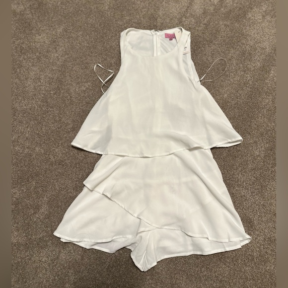 NWT Francesca’s Whitw Ruffle Romper - Picture 1 of 7
